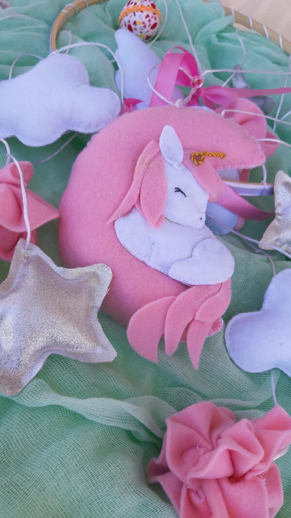 * moon -stars- my sweet Unicorn * Χειροποίητό * mobile * κούνιας σε χρώματα λευκό-ροζ-ασημί με φρου φρου ροζ, μεγάλες χάνδρες , κρεμαστά ασημί αστεράκια και λευκά συννεφάκια. Το πιό γλυκό Unicorn πάνω σε φεγγάρι, όλα φτιαγμένα από υποαλλεργική τσόχα μαλακιά.  Ιδανικό δωράκι για κάθε νεογέννητο μωράκι.