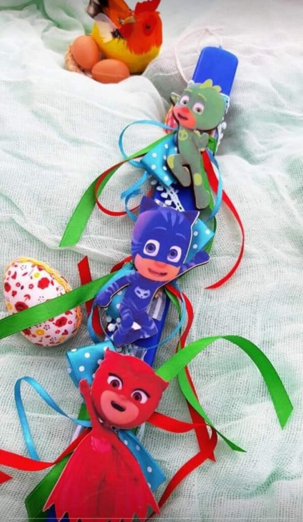 * Λαμπάδα Pj Masks * κωδ.LAMPJ 002 Με ψηφιακή εκτύπωση σε ύφασμα οι 3 ΉΡΩΕΣ πάνω σε ξύλινα διακοσμητικά , δεμένα με χαρούμενες κορδέλες (σατέν, πουά, αστεράκια) με θεματικό *Pj Masks.* Το κερί της λαμπάδας είναι ελληνικής κατασκευής. Όλες μας οι πασχαλινές λαμπάδες συνοδεύονται από όμορφη συσκευασία δώρου!